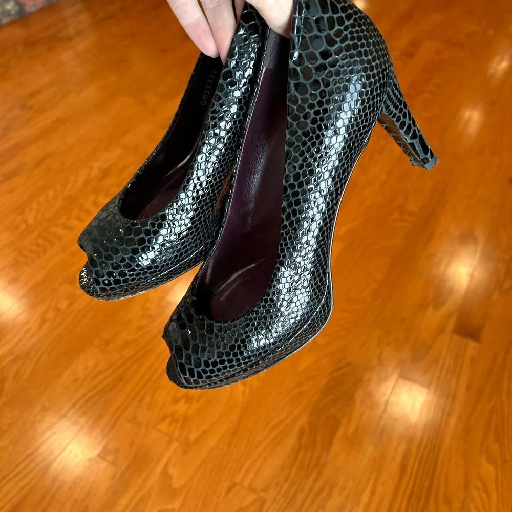 Stuart Weitzman - Picture 1 of 6